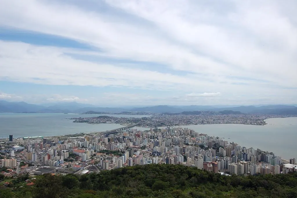 Vista del centro de Florianópolis desde el Morro da Cruz